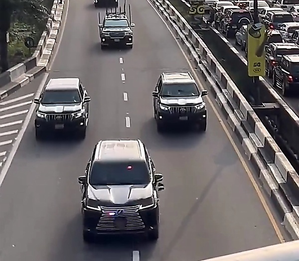 Tinubu's Motorcade : What You Should Know About The Land Cruiser With Roof-mounted Antennas - autojosh 