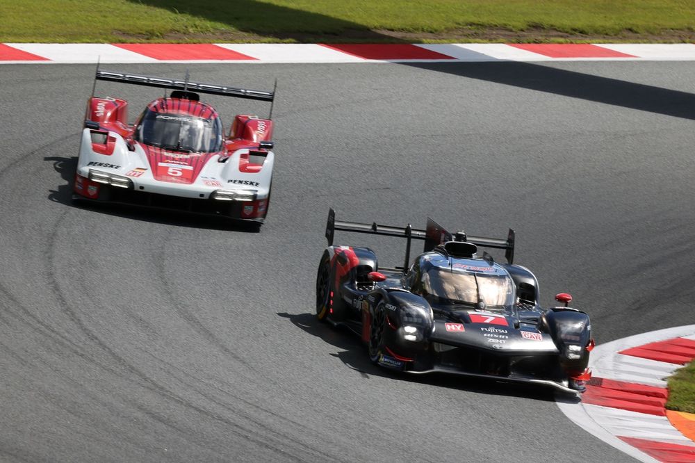 #7 Toyota Gazoo Racing Toyota GR010 - Hybrid: Mike Conway, Kamui Kobayashi, Nyck de Vries, #6 Porsche Penske Motorsport Porsche 963: Kevin Estre, Andre Lotterer, Laurens Vanthoor