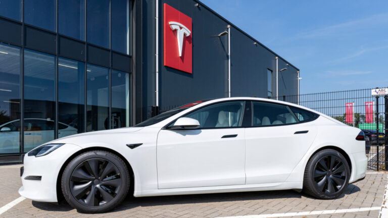 Believe It Or Not, Tesla Now Wants To Add CarPlay To Its Vehicles