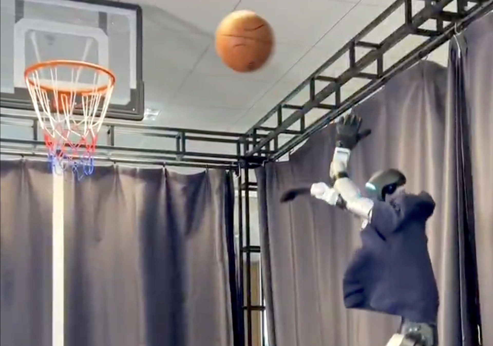 Unitree's G1 robot shooting hoops.