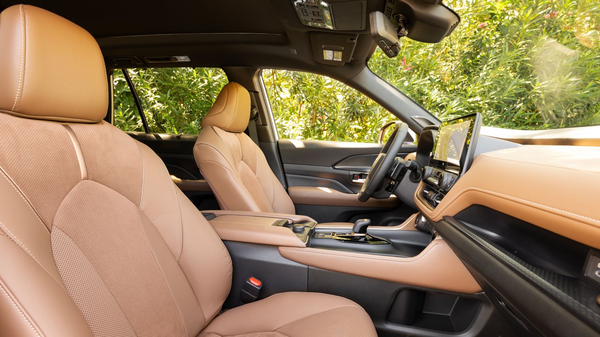 Interior shot of the front row in the 2025 Toyota Grand Highlander