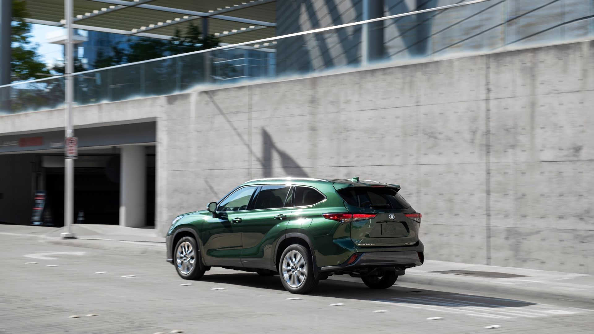 Rear 3/4 shot of a 2025 Toyota Highlander